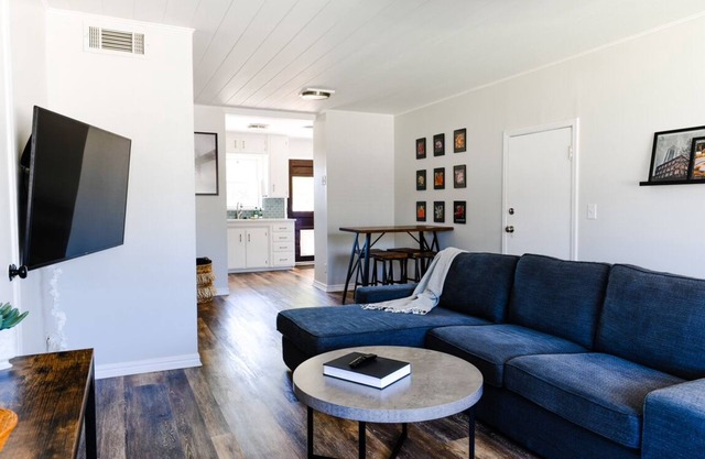Charming 2-bedroom house in wonderful Oklahoma City with AC, WiFi