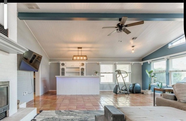 Charming 2-bedroom house with WiFi, AC, Towels, Linens, washer /dryer.