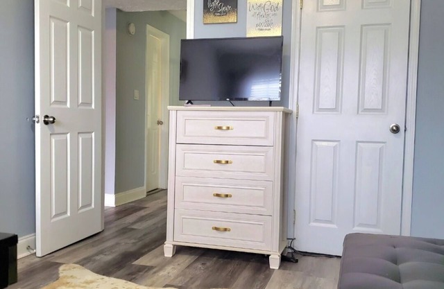 Charming 2-bedroom townhome in Sandy Springs with fitness room, AC