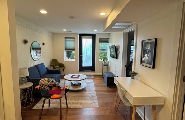 Charming 2-bedroom 1 bathroom with plunge pool, new gazebo @ Bridgeport Chicago