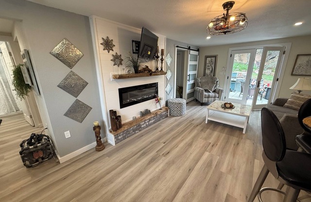Charming 2-bedroom 1 Bath home with 3 patios and a deck in central Globe with AC
