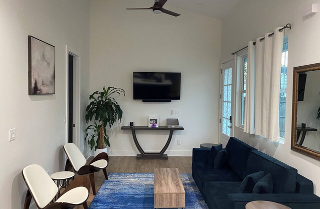 Charming 2-bedroom 2-bathroom guesthouse with all the amenities in East Atlanta!