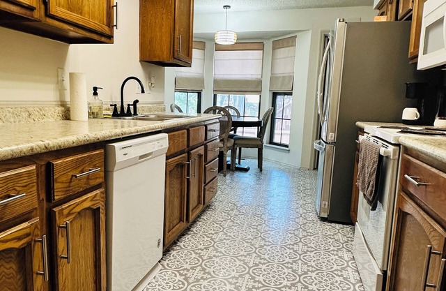Charming 2-bedroom 2-bath cottage with AC, WiFi in fabulous Lenexa