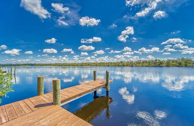 Charming 2-bedroom 2-full bath home with fishing dock, kayaks, WiFi, AC and more