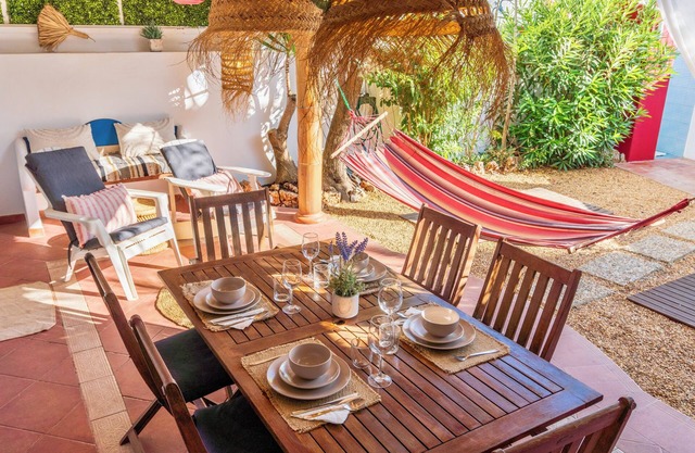 Charming 2-bedroom apartment in fantastic Santa Luzia with WiFi, AC
