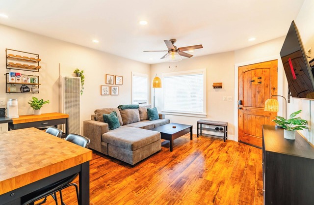 Charming 2-Bedroom apartment / 10-min walk to the Beach / Parking Stall / AC