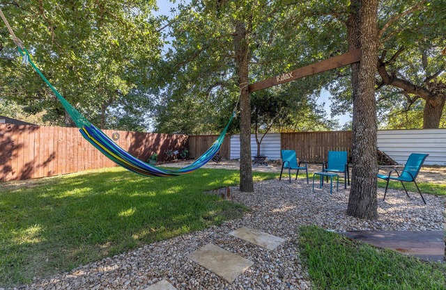 Charming 2-bedroom apartment with WiFi, AC in awesome Del Valle 3 parking lot