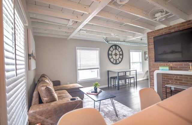 Charming 2-bedroom apartment in Royal Oak with AC, WiFi