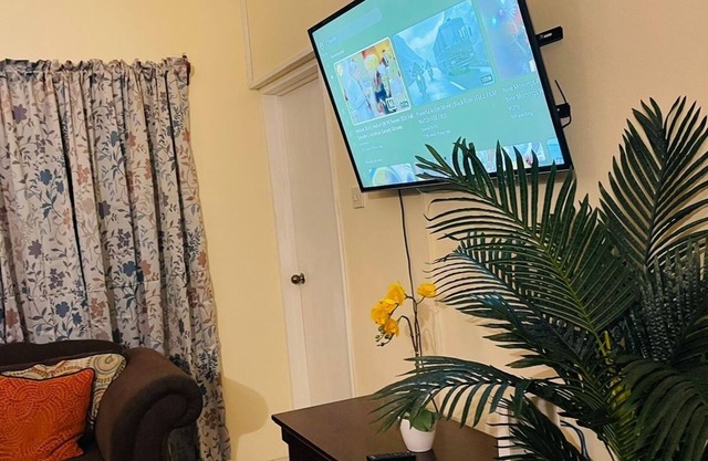 Charming 2-bedroom apartment with WiFi, AC at Castle Berry