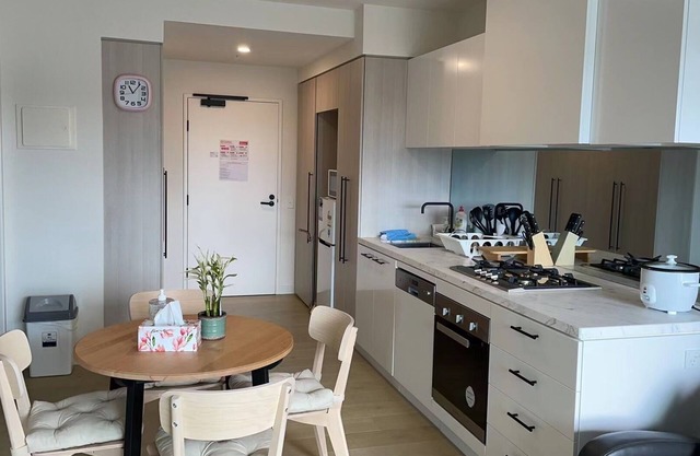 Charming 2-bedroom apartment in brilliant Clayton with AC, WiFi