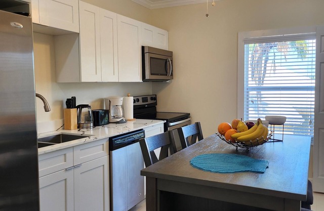 Charming 2-bedroom apartment with WiFi, AC in Savannah