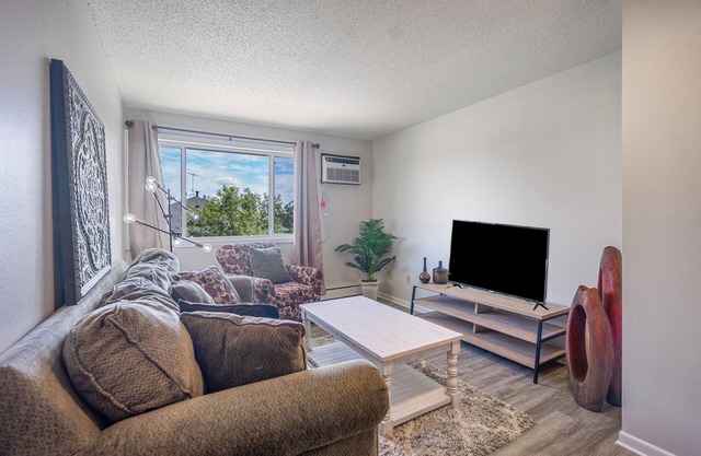 Charming 2-bedroom apartment near SCSU with WiFi, AC in delightful St. Cloud!