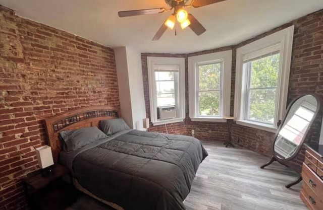 Charming 2-bedroom apartment in wonderful St. Louis with AC, WiFi