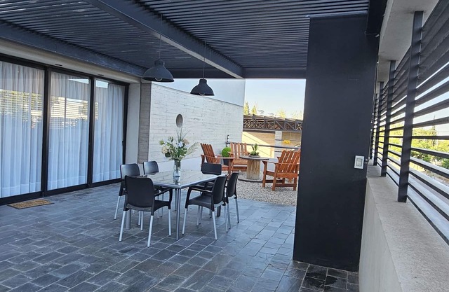 Charming 2-bedroom apartment in fabulous Mendoza close to shopping center.