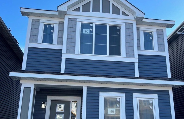 Charming 2-bedroom apartment in fabulous Calgary with WiFi, AC