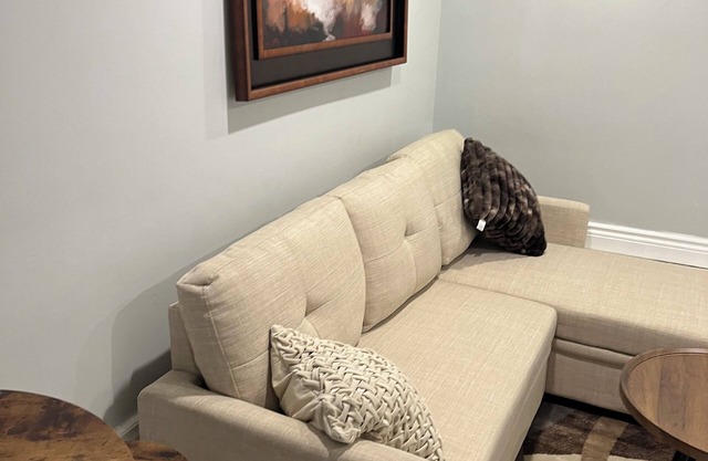 Charming 2-bedroom apartment with AC, WiFi in Windsor