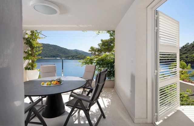 Charming 2-bedroom apartment in delightful Pasadur with WiFi, AC, coast line.