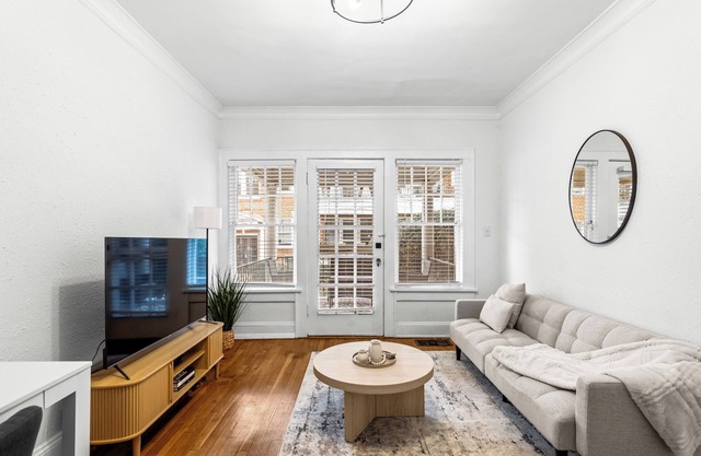 Charming 2-bedroom apartment in dowtown Decatur/ 20 min from downtown ATL