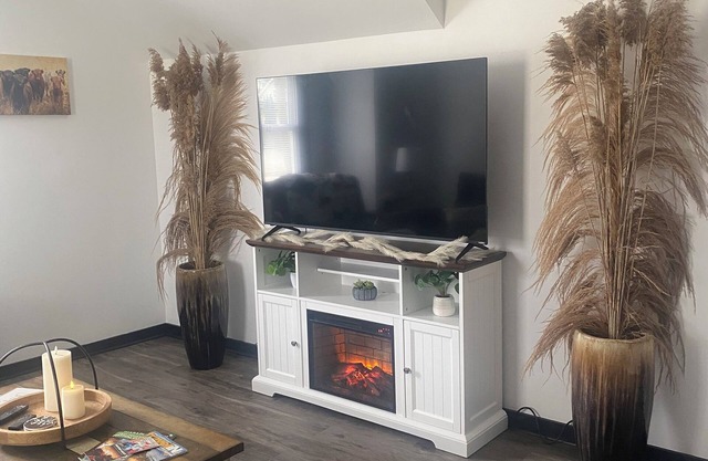 Charming 2-bedroom apartment with WiFi, AC in Wabash.