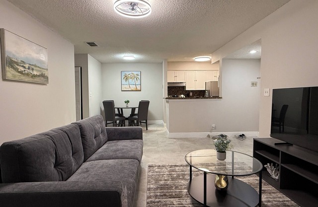 Charming 2-bedroom apartment in lovely Davie with AC close to Beaches and Uni!
