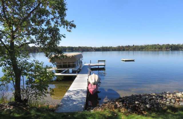 Charming 2-bedroom barn loft with AC on enchanting Ponto Lake near Backus
