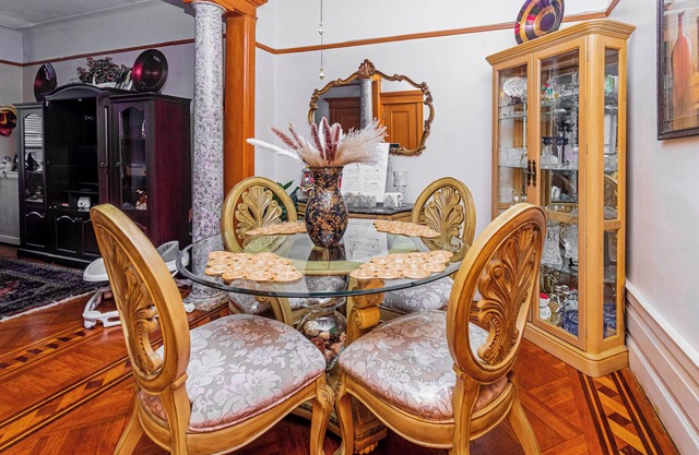 Charming 2-bedroom Brownstone with Bar and Balcony in enchanting Brooklyn
