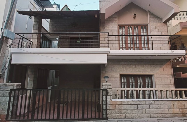 Charming 2-bedroom bungalow with Wi-Fi, AC, Parking in awesome Bengaluru-Hebbal