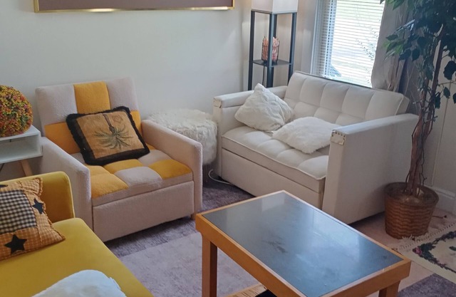 Charming 2-bedroom building with fitness room and AC in Clairton