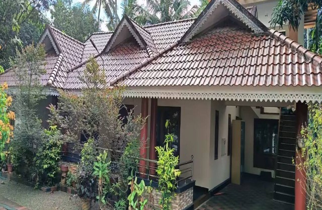 Charming 2-bedroom bungalow in Ennakkad with WiFi and AC