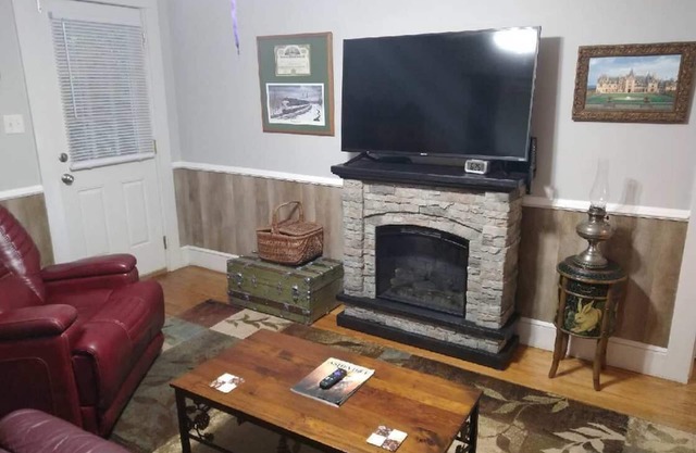 Charming 2-bedroom bungalow in Sylva with WiFi, Streaming TV. Near WCU.