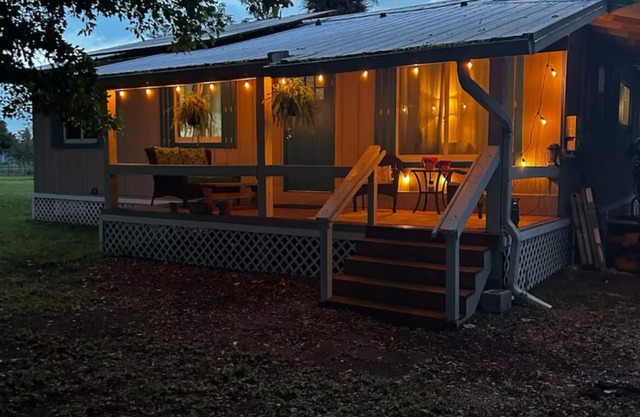 Charming 2-bedroom cottage in beautiful Fort Myers with AC, WiFi