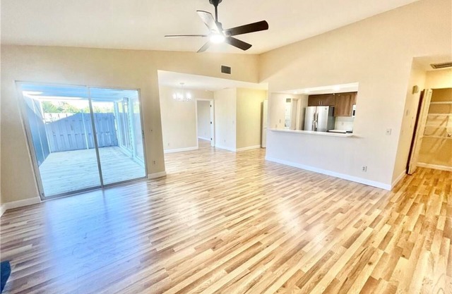 Charming 2-bedroom condo in delightful Fort Myers with WiFi, AC,
