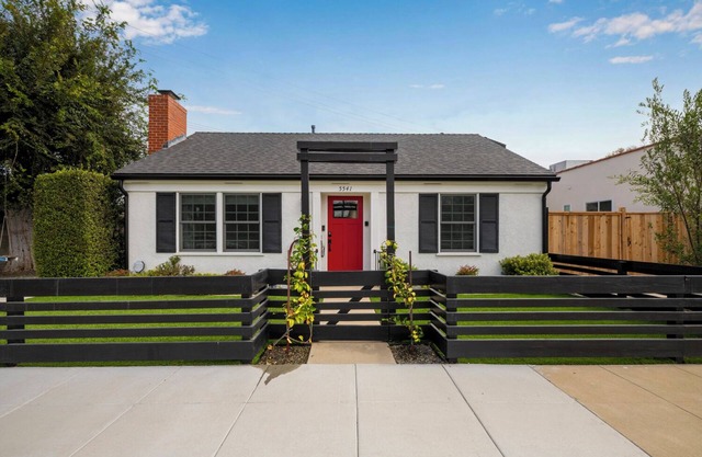 Charming 2-bedroom cottage with AC and WiFi in superb Long Beach location.