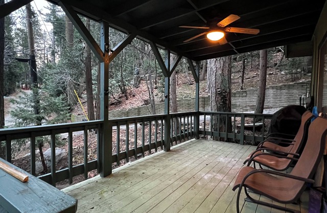 Charming 2-bedroom cabin with WiFi, AC in picturesque Crestline