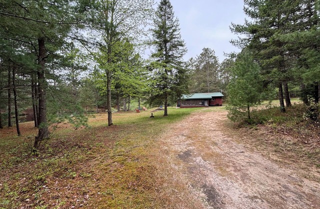 Charming 2-bedroom cabin with WiFi, AC near ATV routes, & Rock Dam Lake.