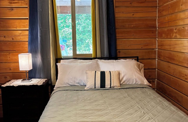 Charming 2-bedroom cabin with AC, WiFi in tranquil Hoonah