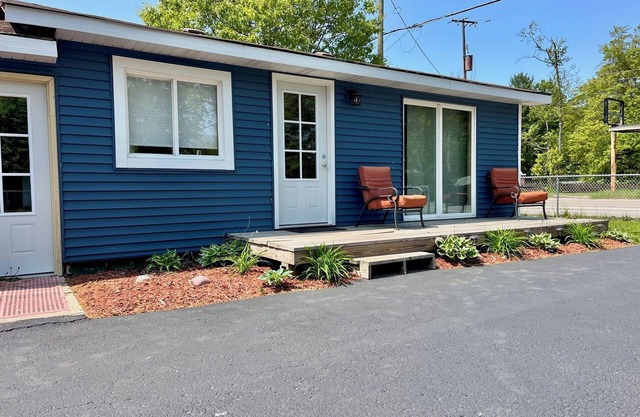 Charming 2-bedroom cabin with WiFi, AC in serene Oscoda