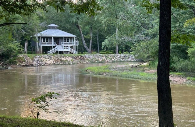 Charming 2-bedroom chalet with AC and WiFi in Caledonia