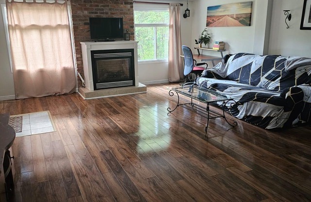 Charming 2-bedroom cottage in Bancroft with AC, WiFi. Enjoy your stay