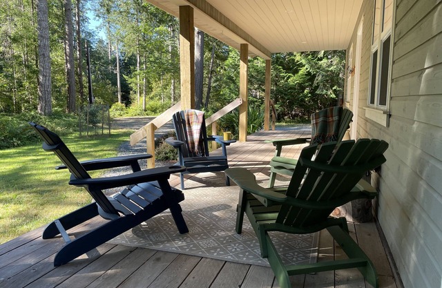Charming 2 bedroom cottage steps from Nature Park