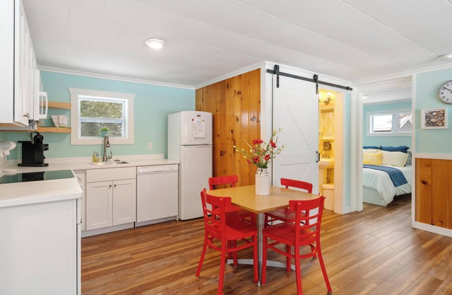 Charming 2-bedroom cottage in Carp Lake with AC, and WiFi, minutes from Mackinaw