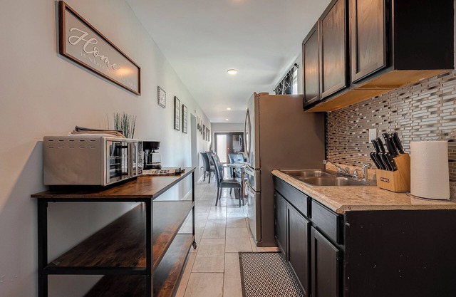 Charming 2-bedroom Container Home with AC, WiFi in superb Cleveland