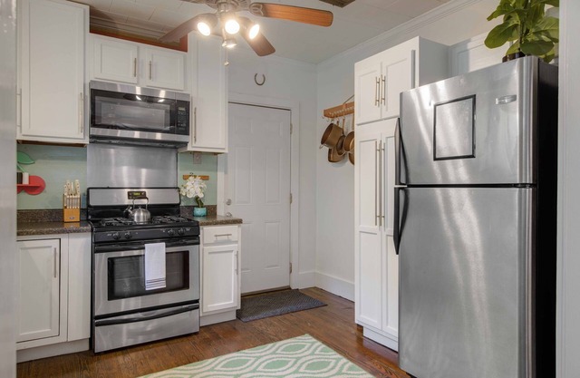 Charming 2-bedroom cottage in lovely Freetown, walk to Downtown