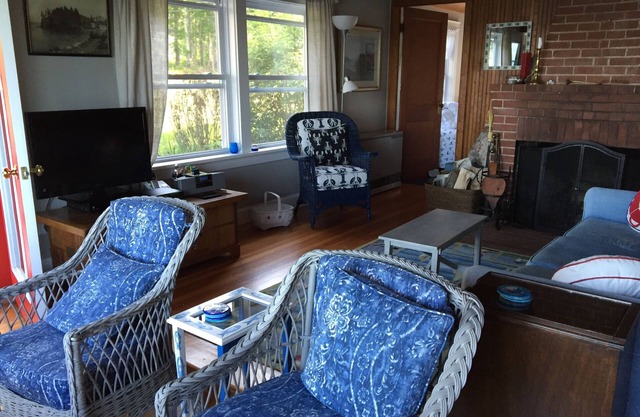 Charming 2-bedroom cottage in serene Owls Head with a fabulous ocean view.