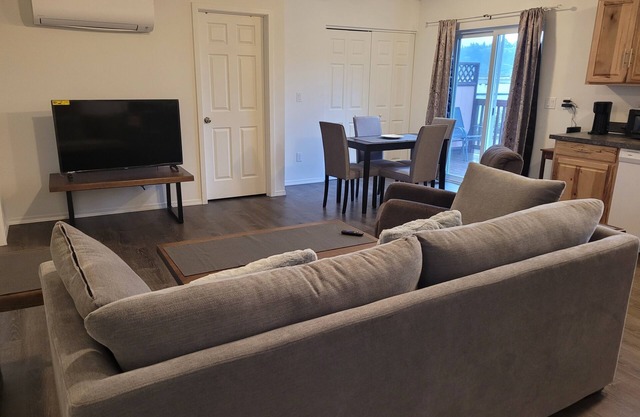 Charming 2-bedroom condo in lovely Coos Bay with WiFi, AC