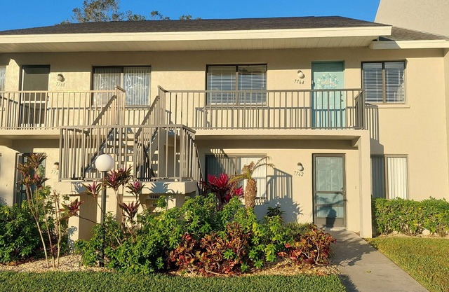 Charming 2-bedroom condo with WiFi, AC in enjoyable Sarasota