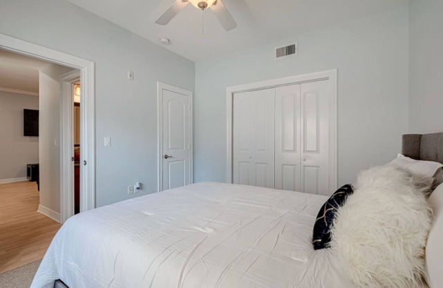 Charming 2-bedroom Condo in Medical Center near Downtown, GRB, Toyota Center