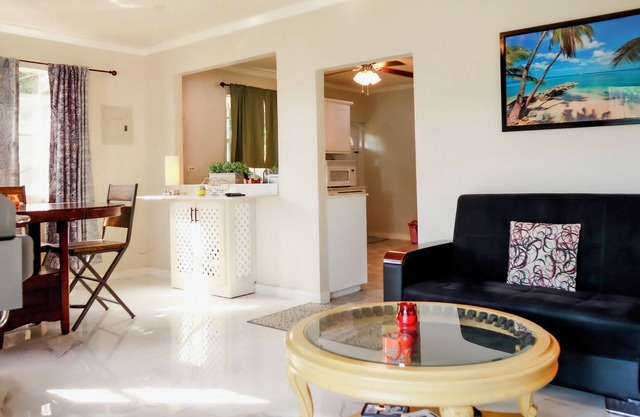 Charming 2-bedroom condo in Weston with AC, WiFi and so close to the beach!