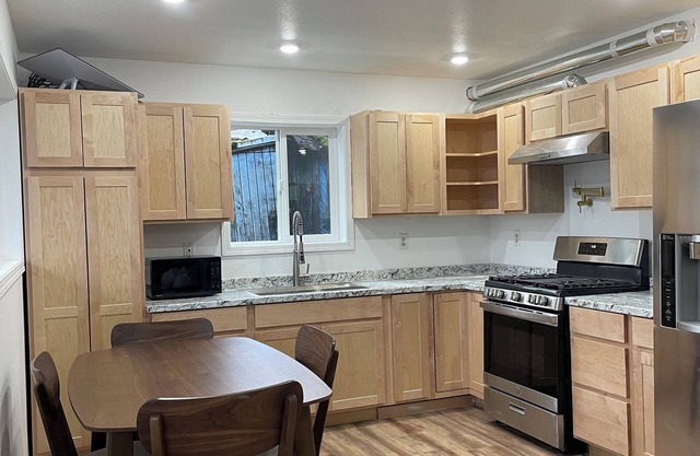 Charming 2-bedroom condo near Hoonah harbor. full kitchen, sleeps 5 with WiFi.