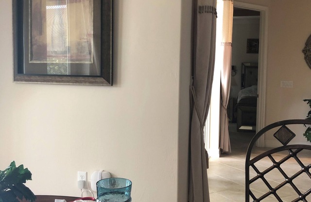 Charming 2-bedroom condo with WiFi, fitness room in nice Naples. Golf available.